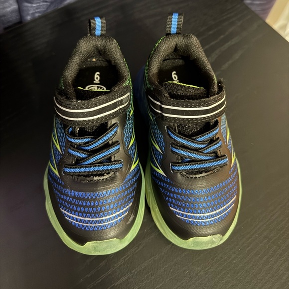 Kids Black and Green Athletic Shoes - Picture 3 of 4